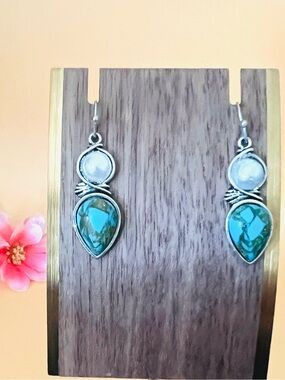 Silver plated Faux pearl & turq earrings